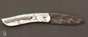 Couteau  "  Gyr " front flipper custom par Tim Bernard - Nacre et damas Baker Forge