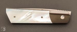    Couteau  "  Gentleman " custom de Stéphane Sagric - Nacre blanche et RWL-34