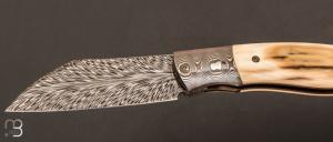    Couteau  "  Wharncliffe  " custom pliant par Milan Mozolic - Ivoire de mammouth et damas plume