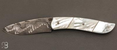 Couteau  "  Gyr " front flipper custom par Tim Bernard - Nacre et damas Baker Forge