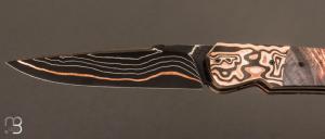  Couteau  "  Typhon Liner-Lock " par Florian Keller - Loupe d'érable stabilisé et Damas