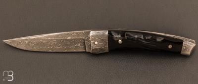 Couteau  " liner-lock custom " par Alain & Joris Chomilier - Corne de Springbok et damas Vegas Forge