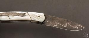 Couteau  "  Gyr " front flipper custom par Tim Bernard - Nacre et damas Baker Forge