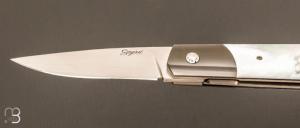    Couteau  "  Gentleman " custom de Stéphane Sagric - Nacre blanche et RWL-34